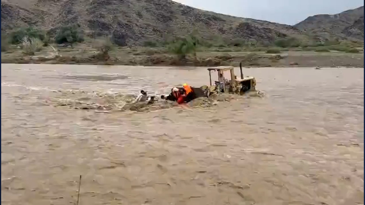 نجات چند نفر از سیلاب با بیل مکانیکی + فیلم