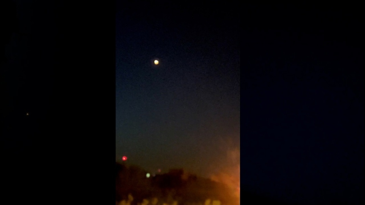 جزئیات مقابله سامانه‌های پدافند هوایی با اشیای مشکوک در آسمان اصفهان + فیلم