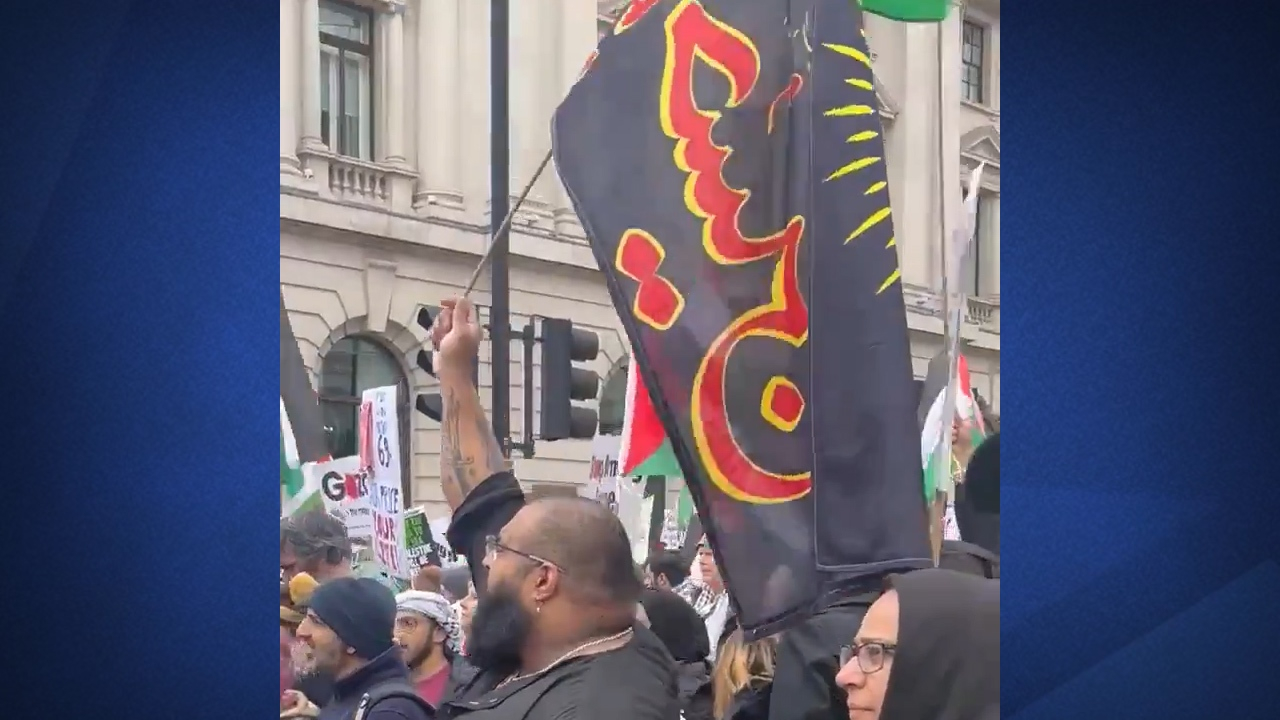 پرچم یا حسین در تظاهرات حامیان فلسطین در لندن + فیلم