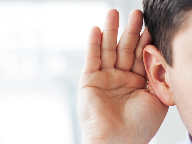 اختلال شنوایی را جدی بگیرید/ آسیب های زندگی فرد کم شنوا