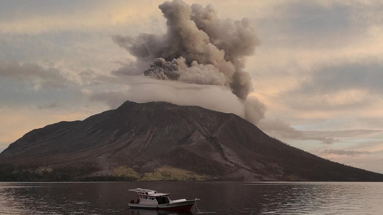 فوران دود و خاکستر از کوه آتشفشان اندونزی + فیلم