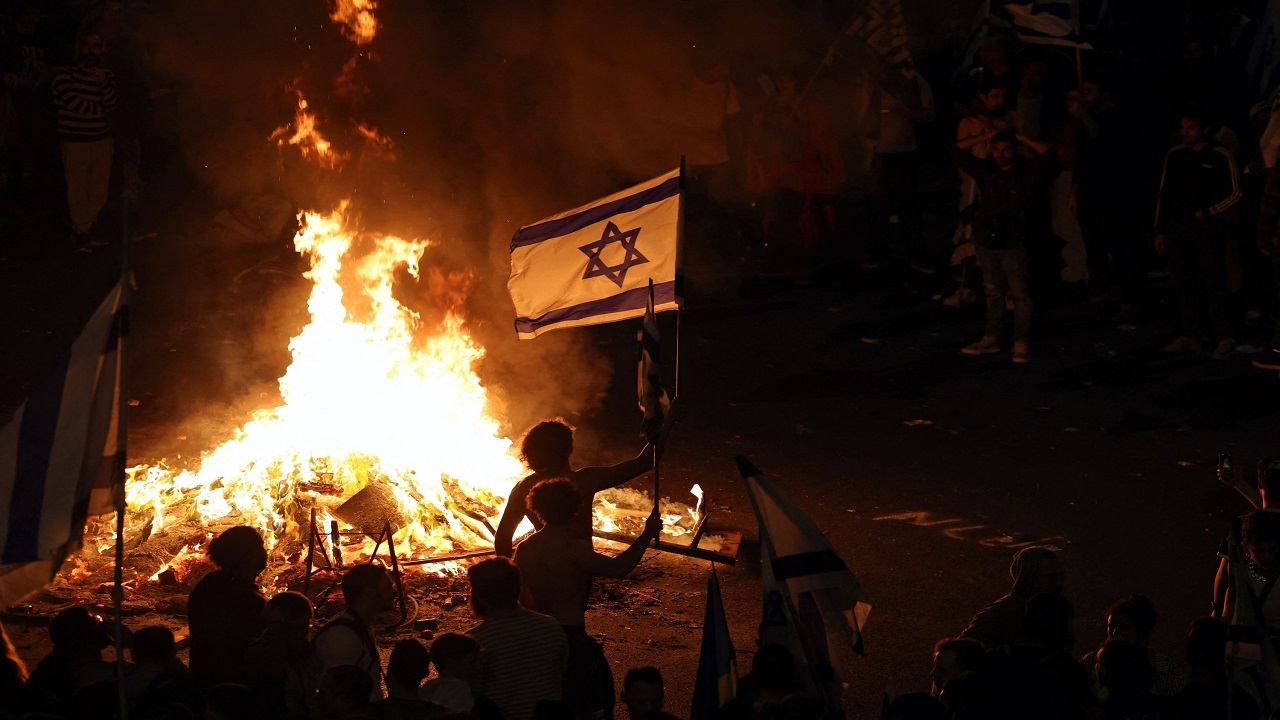آتش معترضان اسرائیلی مقابل خانه نتانیاهو + فیلم