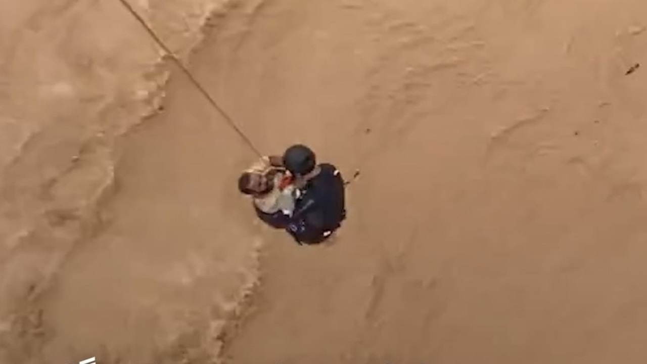 عملیات امداد هوایی برای نجات سیل‌زدگان در عمان + فیلم