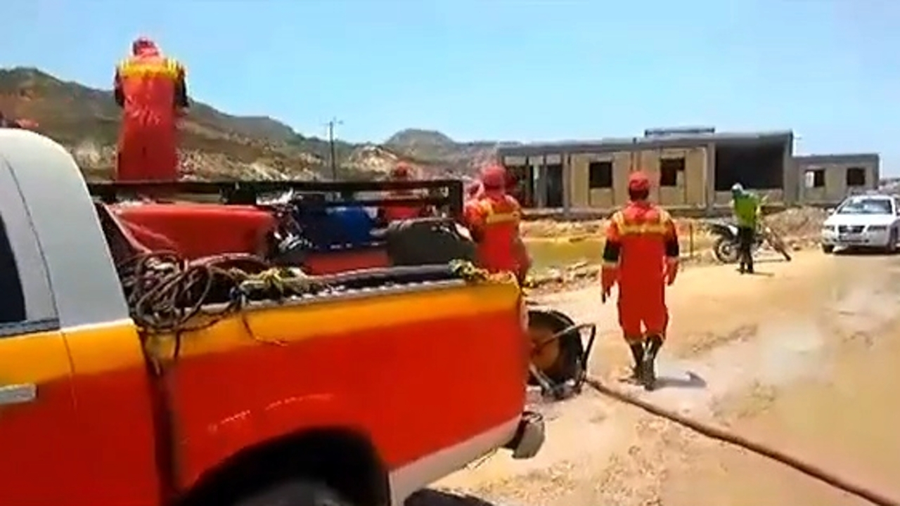 امدادرسانی آتش‌نشانان به سیل‌زدگان سیستان و بلوچستان