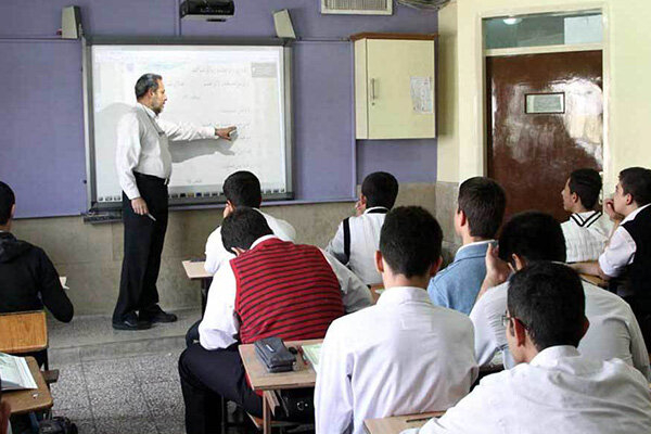 کمبود ۷۰۰ معلم در آموزش و پرورش دزفول/ روستاها کمبود معلم ندارند