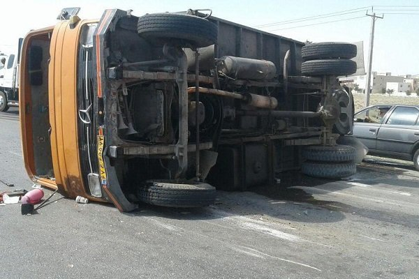 واژگونی کامیون در آزادراه ساوه-سلفچگان یک کشته برجای گذاشت