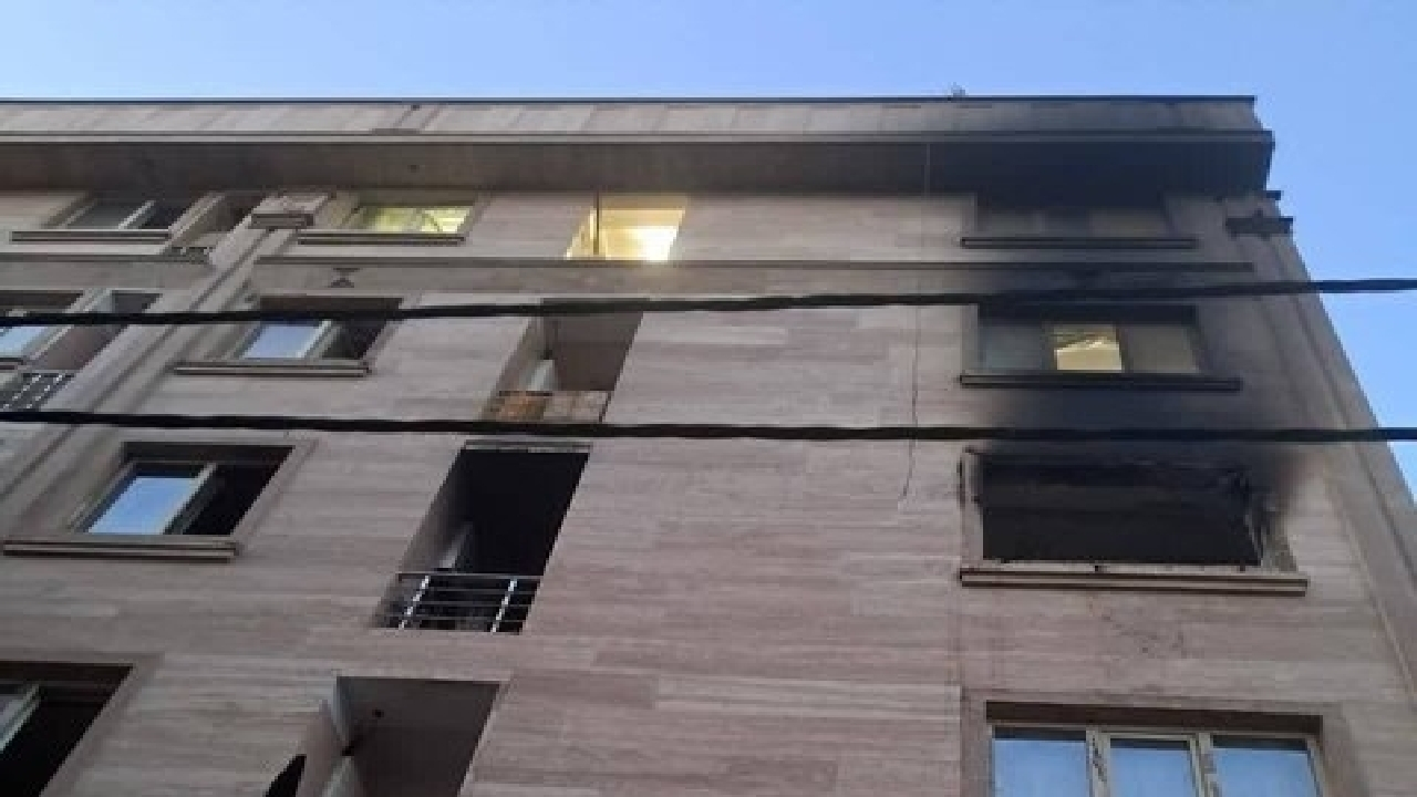 نجات ۱۵ ساکن از آتش‌سوزی شدید در ساختمان مسکونی نعمت‌آباد