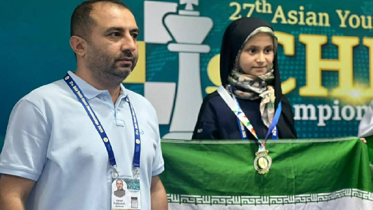 شطرنجباز دختر ایرانی با حجاب چادر بر روی سکوی جهانی