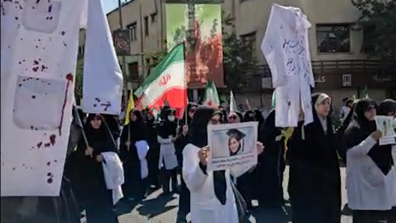 حضور دانشجویان علوم پزشکی با تصاویر همکلاسیهای شهیدشان در رزمایش «جانفدا» + فیلم