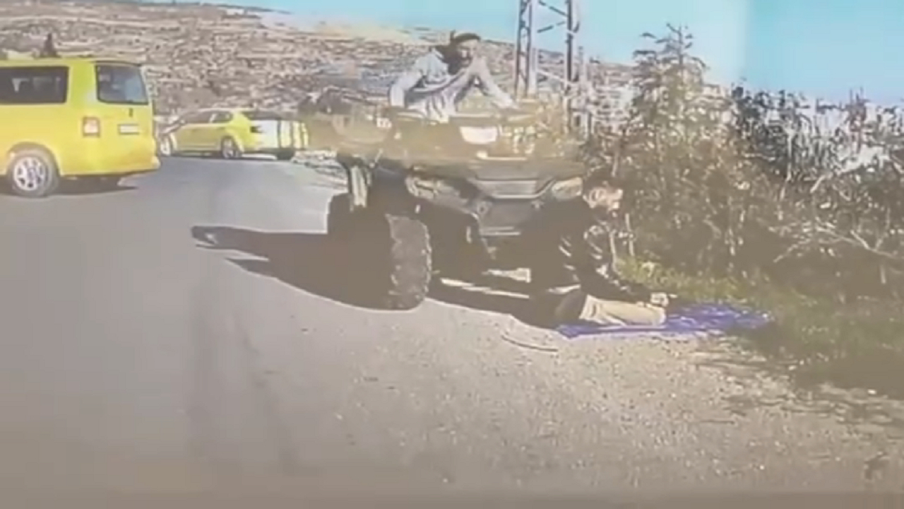 زیر گرفتن عمدی نمازگزار فلسطینی توسط یک اسرائیلی مسلح + فیلم