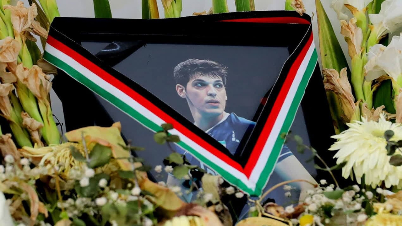 ادای احترام به صابر کاظمی در بازیهای هفته نخست لیگ برتر والیبال