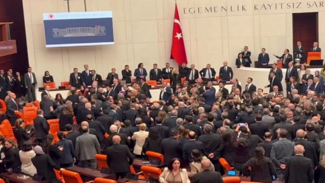 درگیری فیزیکی در پارلمان ترکیه هنگام تصویب بودجه ۲۰۲۶+ فیلم