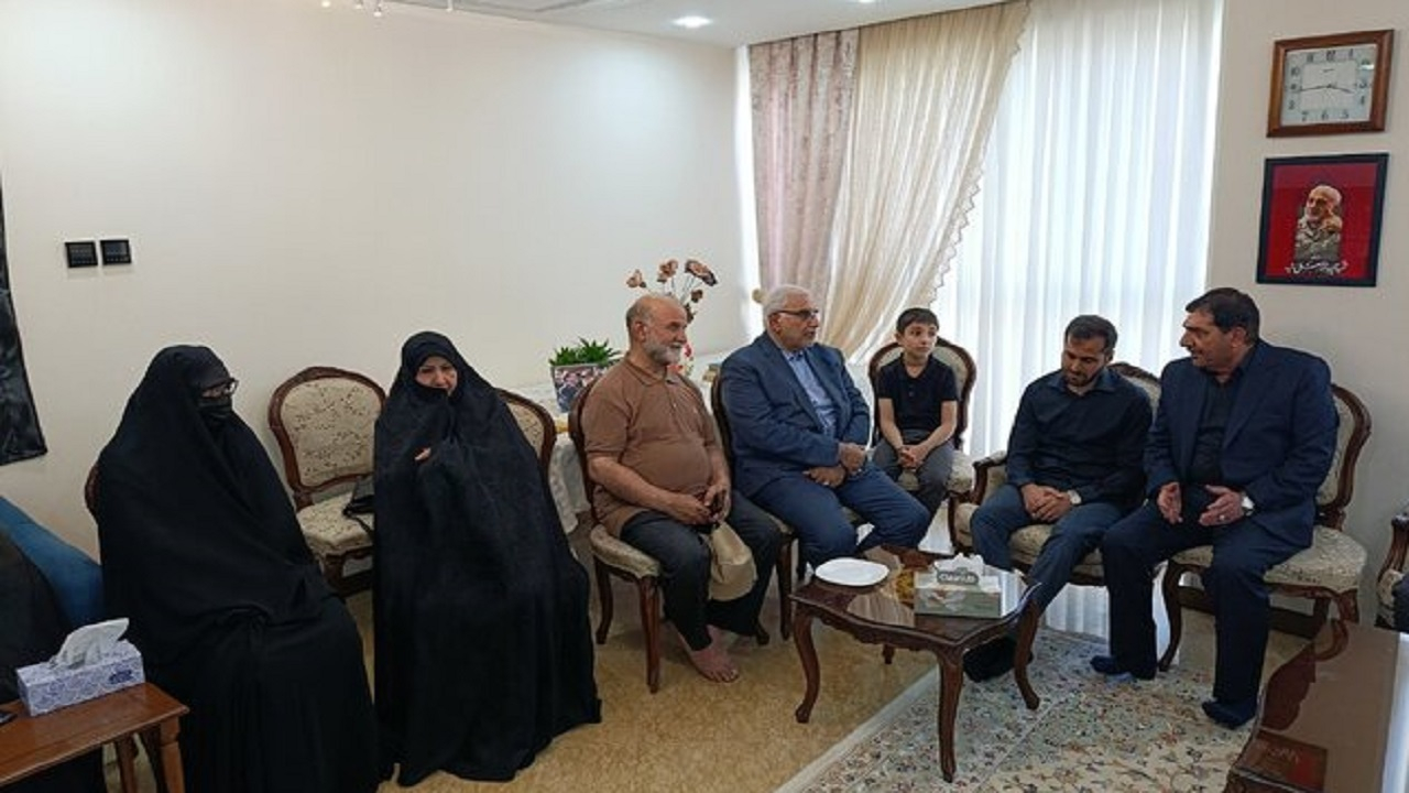 دیدار دستیار رهبر معظم انقلاب با خانواده سپهبد شهید غلامعلی رشید