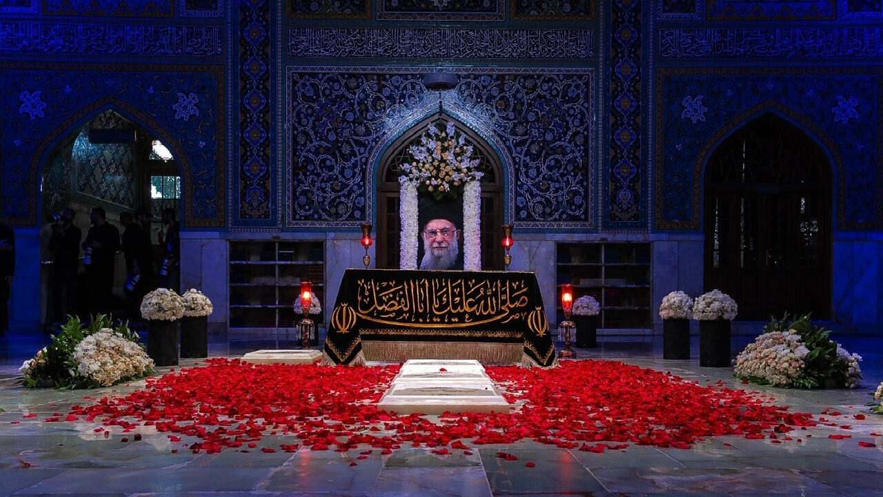 اعلام مسیرهای موقت زیارت رهبر شهید در حرم رضوی