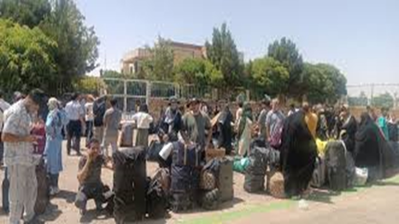 بازگشت اتباع غیرمجاز افغانستانی از مرز دوغارون به کشورشان + فیلم