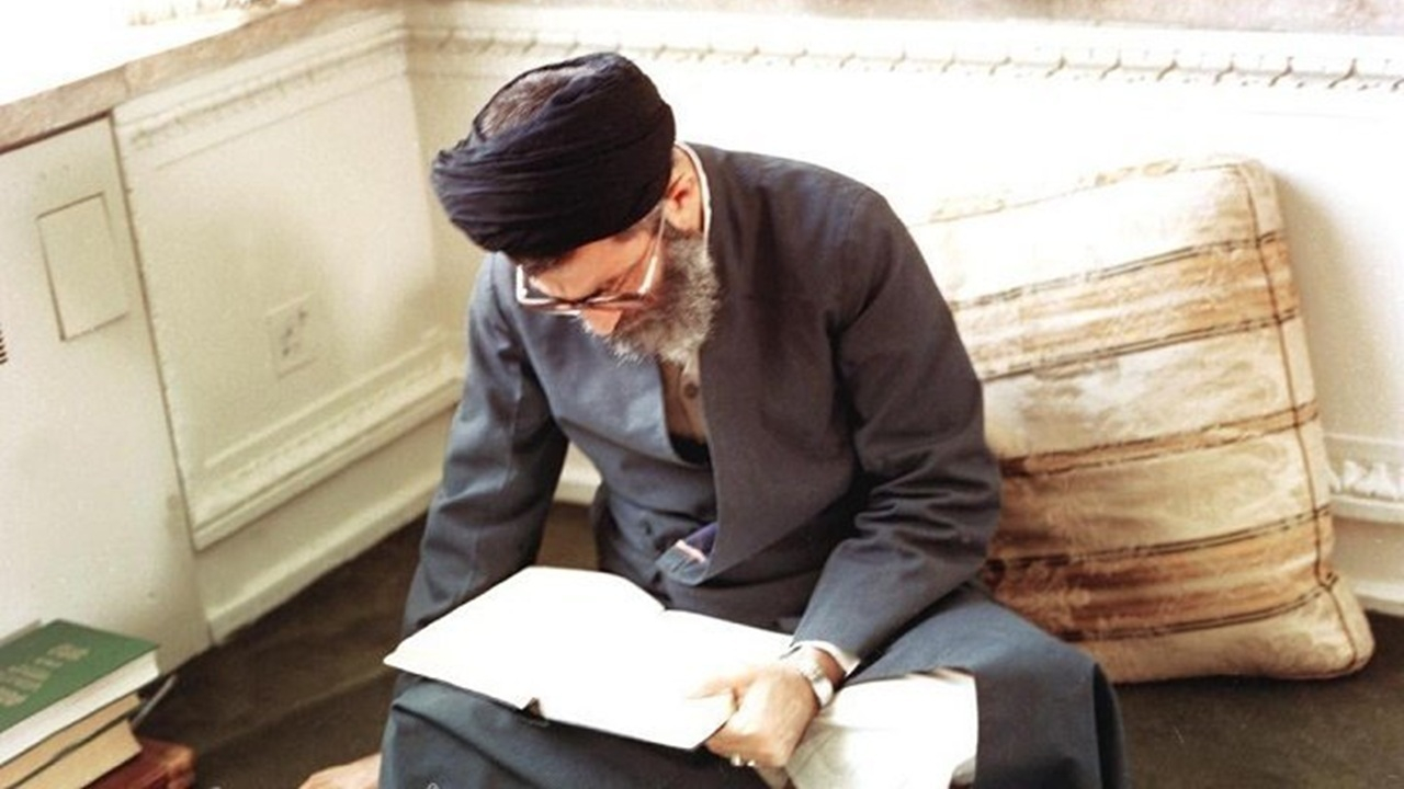 خاطره رهبر معظم انقلاب از کتاب خواندن برای پدرشان + فیلم