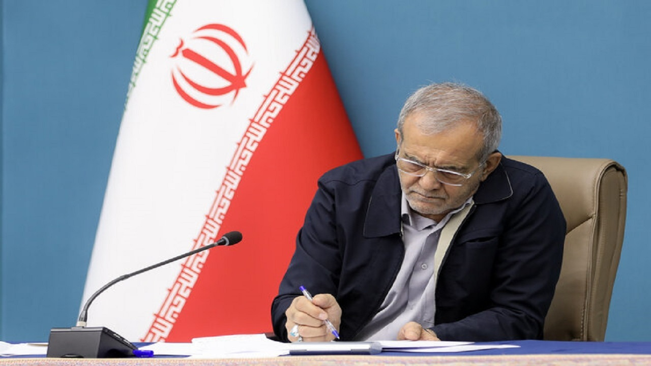 پزشکیان: نام پدر شهیدان «مزرعه» در دفتر زرین فرهنگ ایثار ماندگار است