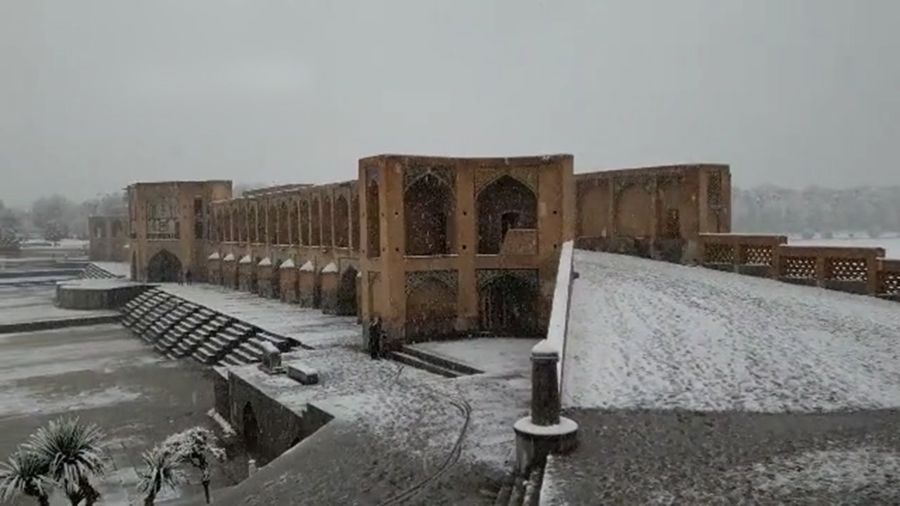 نصف‌جهان سفیدپوش از برف + فیلم