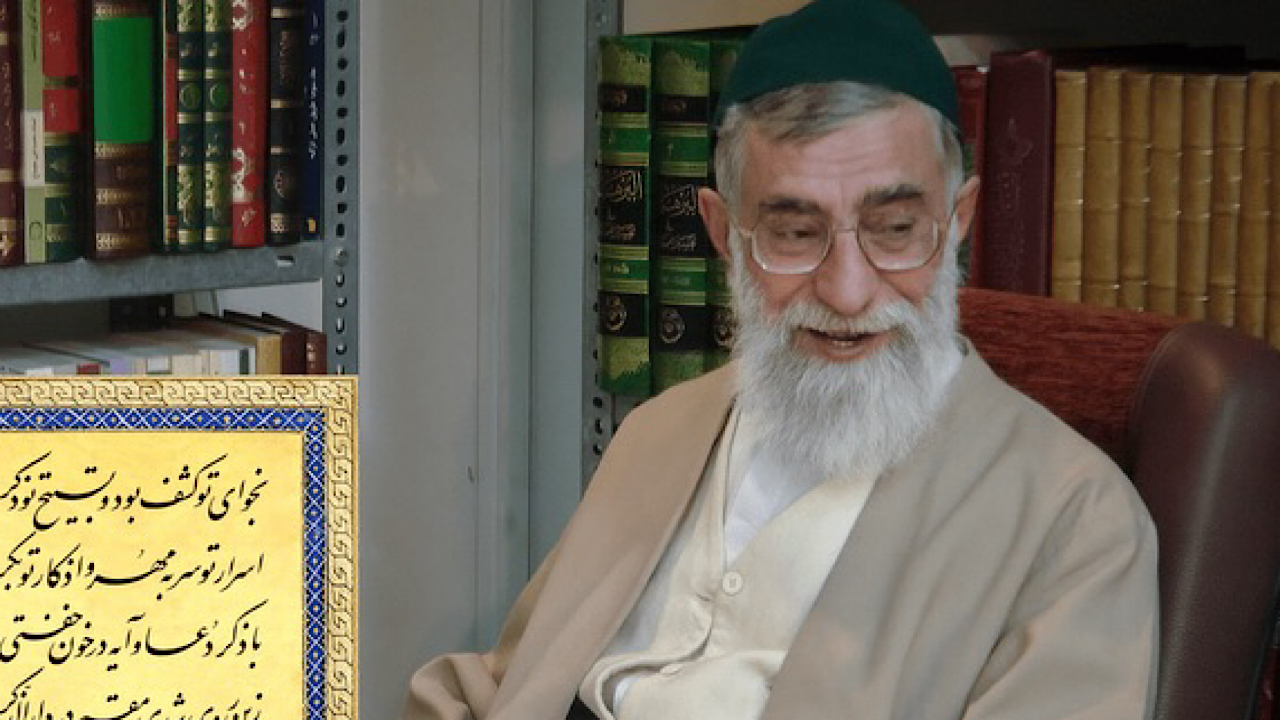 تصویری از قائد بزرگ امت در کتابخانه شخصیشان