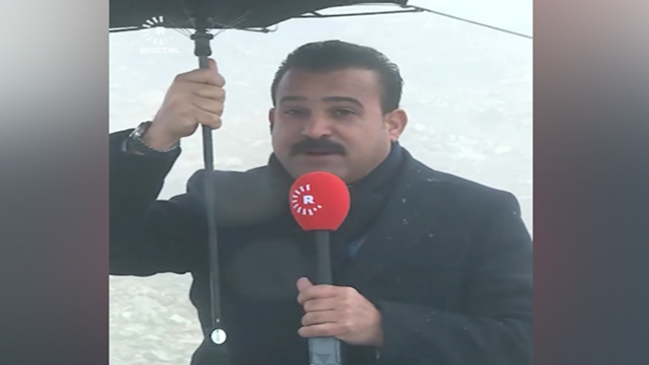 طوفان و سرمای شدید چتر خبرنگار را شکست + فیلم