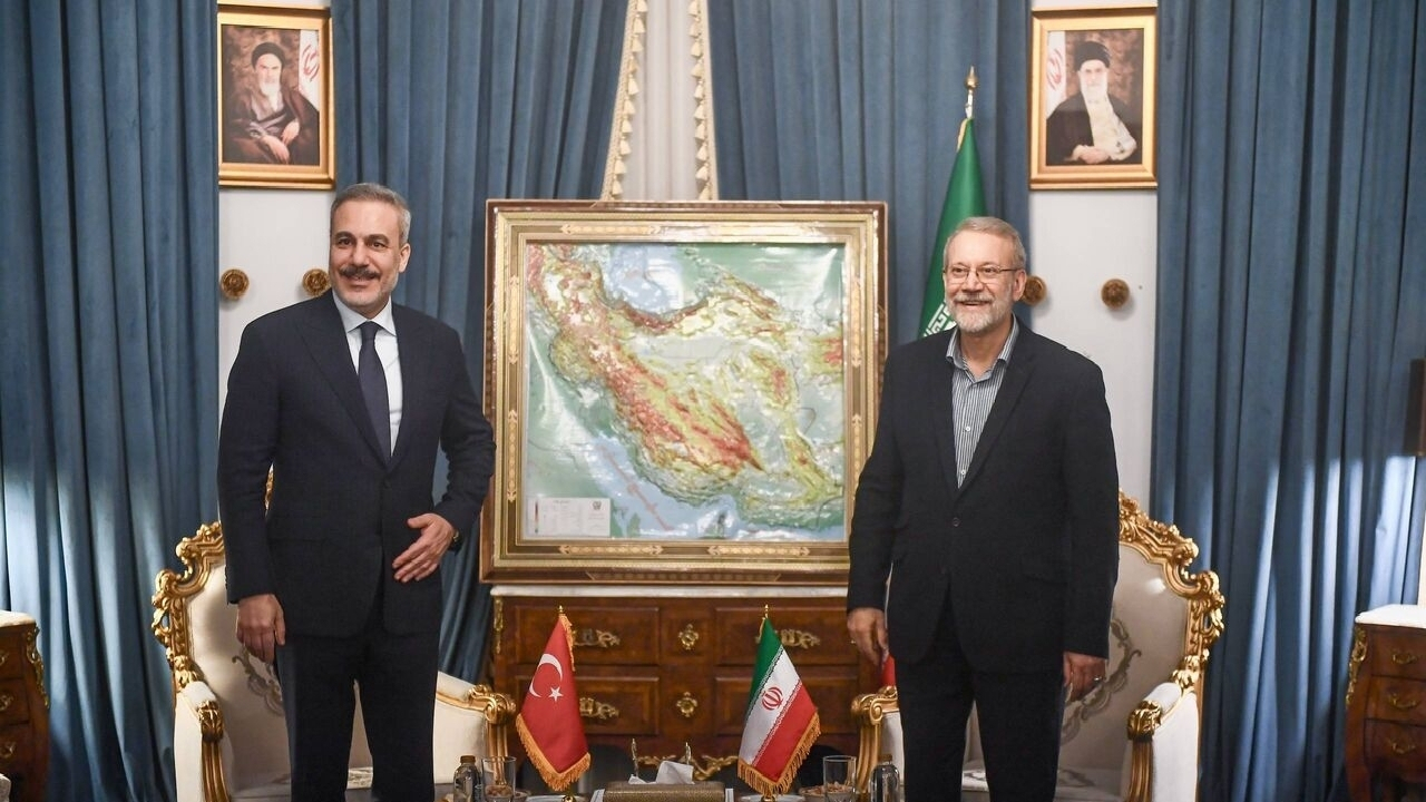 وزیر امور خارجه ترکیه با علی لاریجانی دیدار و گفت‌و‌گو کرد