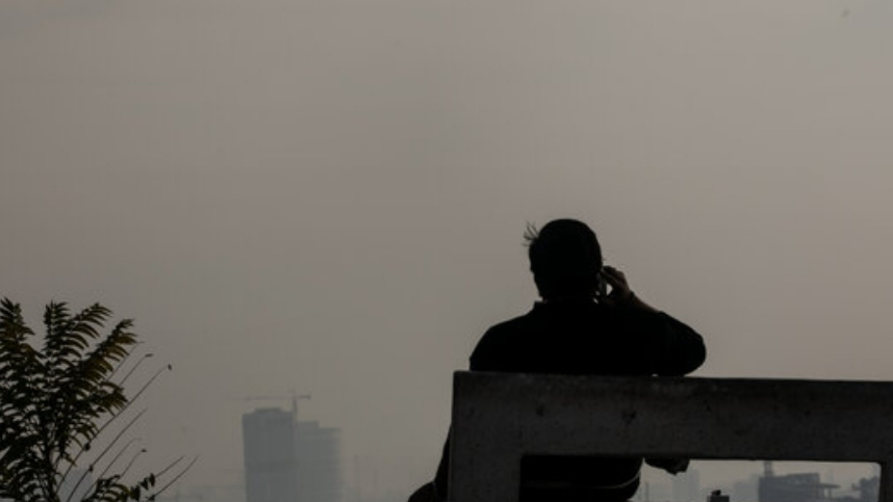 وضعیت هوای تهران همچنان قرمز؛ ذرات معلق دست از سر پایتخت بر نمیدارند