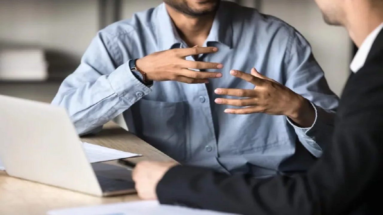 حرکت مناسب دست‌ها حین گفتگو اثرگذاری حرف‌ها را بیشتر می‌کند