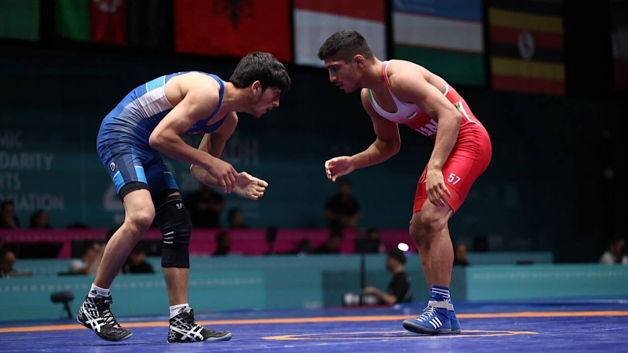 مومنی به مدال برنز وزن ۵۷ کیلوگرم کشتی آزاد رسید