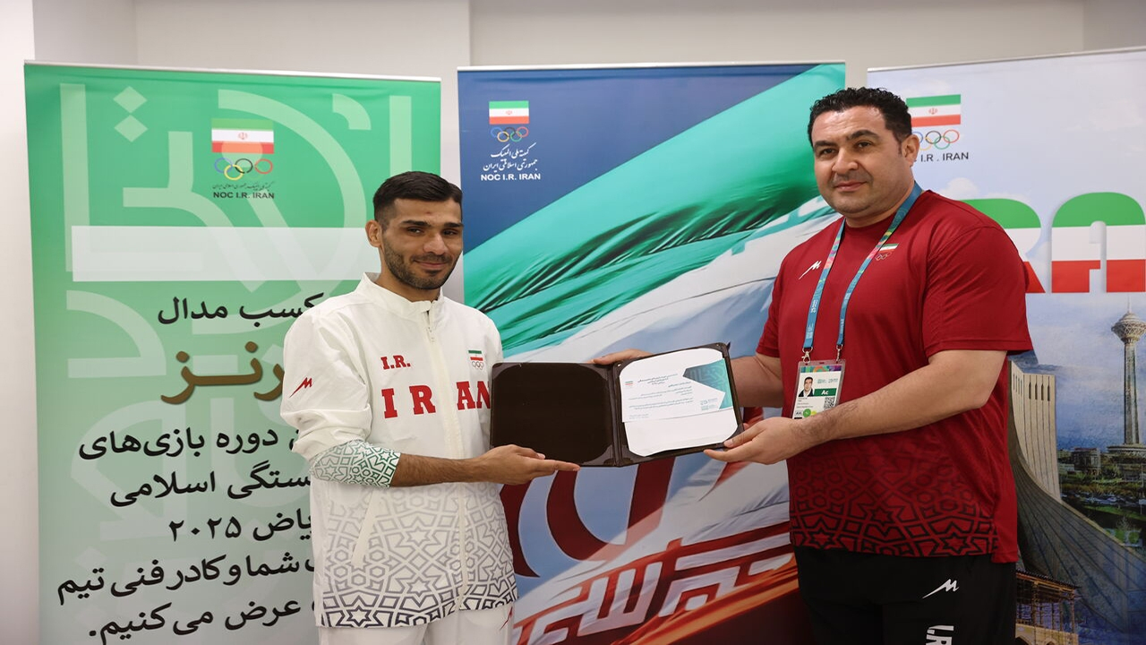 اهدای پاداش شه‌بخش در دهکده بازی‌ها