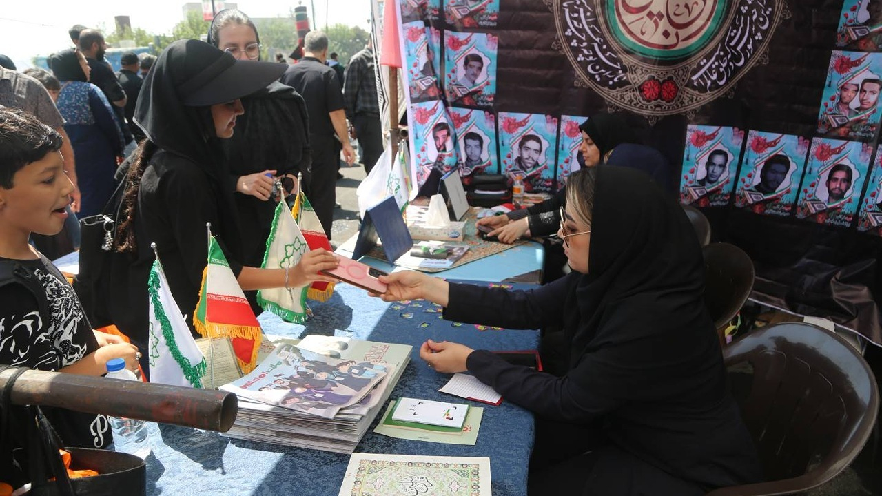 منطقه ۱۰ با مواکب فرهنگی و پویش «۱۶۸ قدم» در آیین جاماندگان اربعین حضور یافت