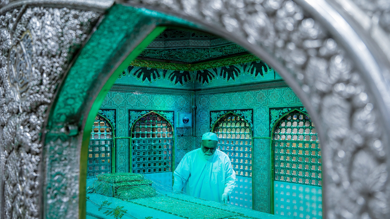 غبارروبی ضریح مطهر رضوی در سالروز آغاز امامت امام زمان (عج) + فیلم