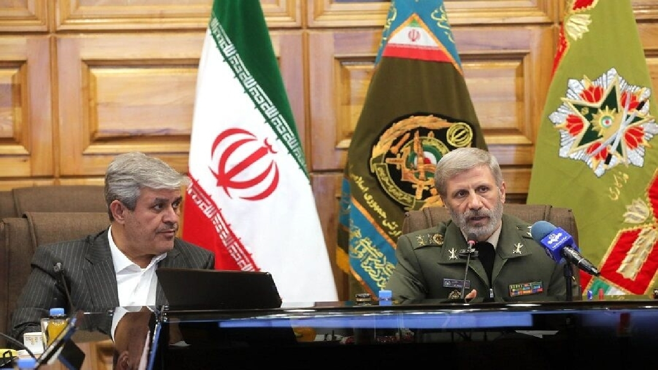 فرمانده کل ارتش: تا پای جان در دفاع از نظام اسلامی ایستاده‌ایم