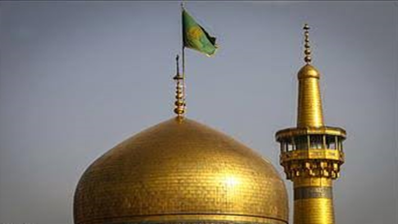 تعویض پرچم گنبد حرم امام رضا (ع) پس از ۶۳ روز + فیلم