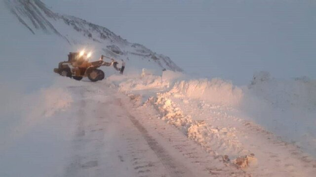 راه 124 روستا در استان اردبیل همچنان بسته است/توزیع نان در روستاهای گرفتار برف و کولاک