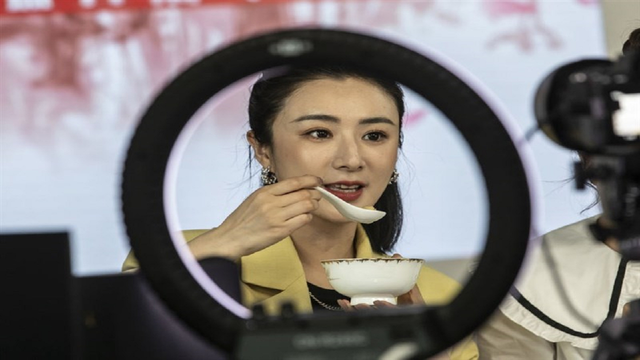 قانون جدید چین برای اینفلوئنسر‌ها: برای اظهارنظر در زمینه حقوق، پزشکی و امورمالی باید مدرک رسمی داشت