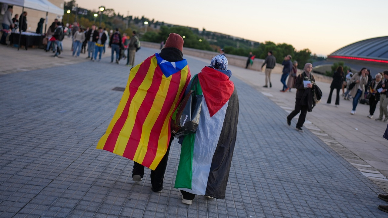 فریاد حمایت از فلسطین در ورزشگاه بارسلون اسپانیا + فیلم