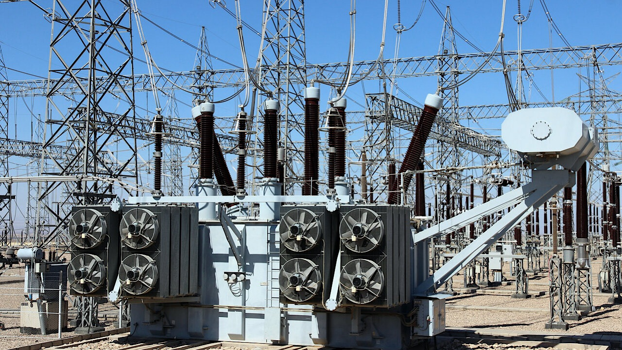 ۲ هزار و ۳۶۹ کیلومتر خط و بیش از ۱۱ هزار مگاولت آمپر پست انتقال تا تابستان برقدار میشود