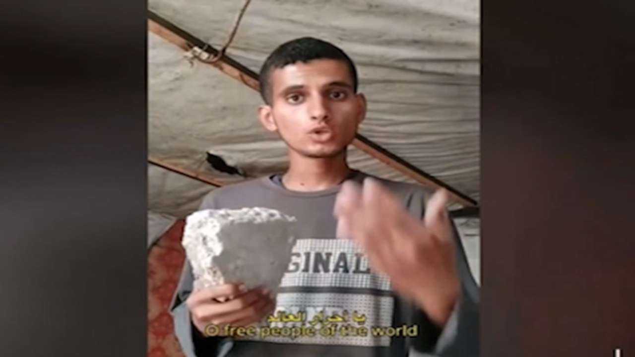 مردم غزه از شدت گرسنگی سنگ به شکم میبندند + فیلم