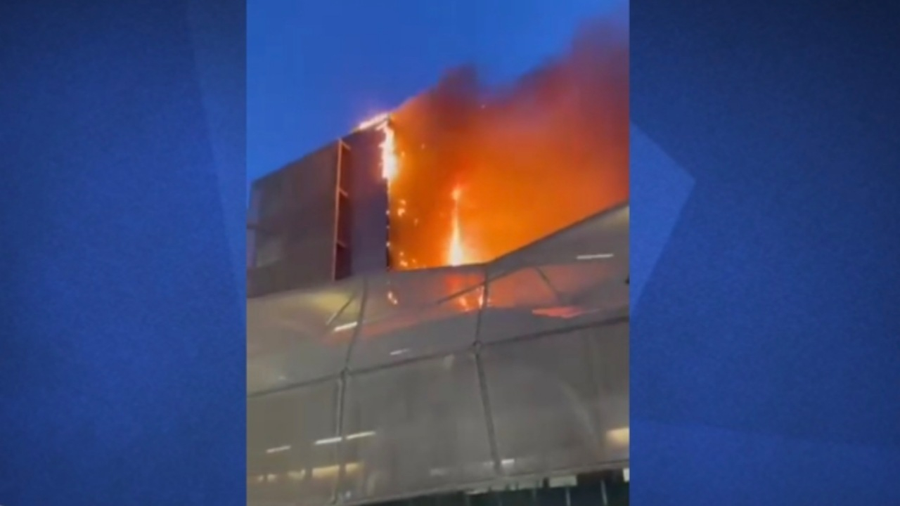 بیمارستانی در اسپانیا میان شعله‌های آتش + فیلم