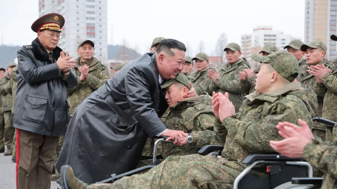 کیم جونگ اون، به سربازان کشته شده در جنگ اوکراین لقب «قهرمان» اعطا کرد