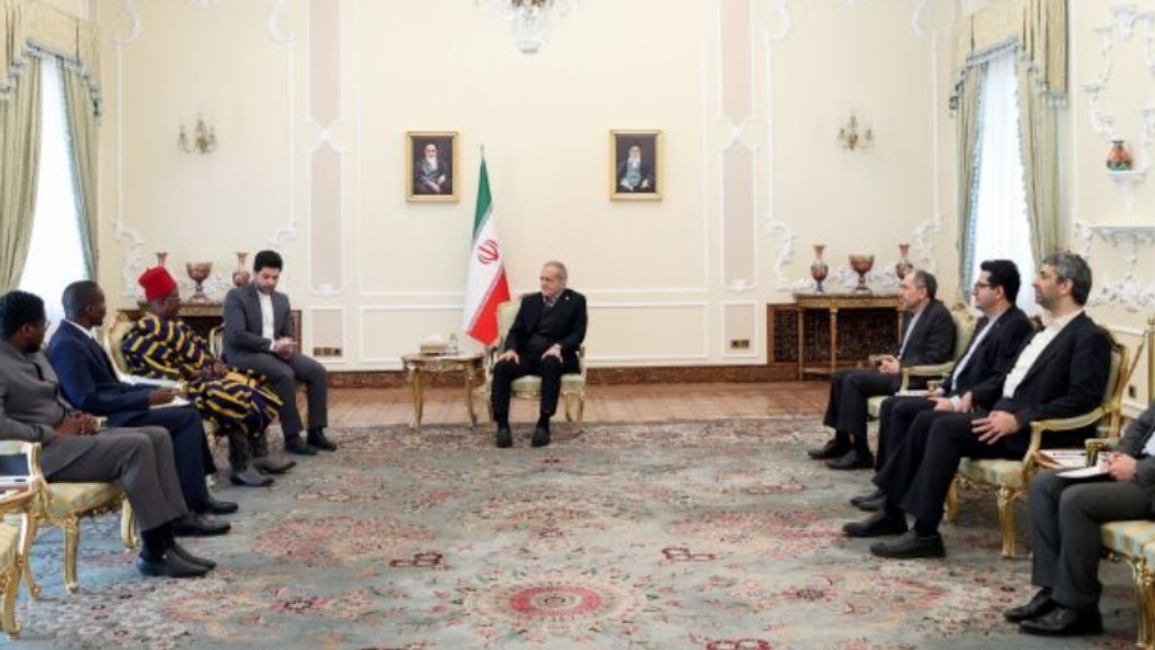 پزشکیان: اولویت دولت چهاردهم، توسعه مناسبات اقتصادی با دیگر کشورها است