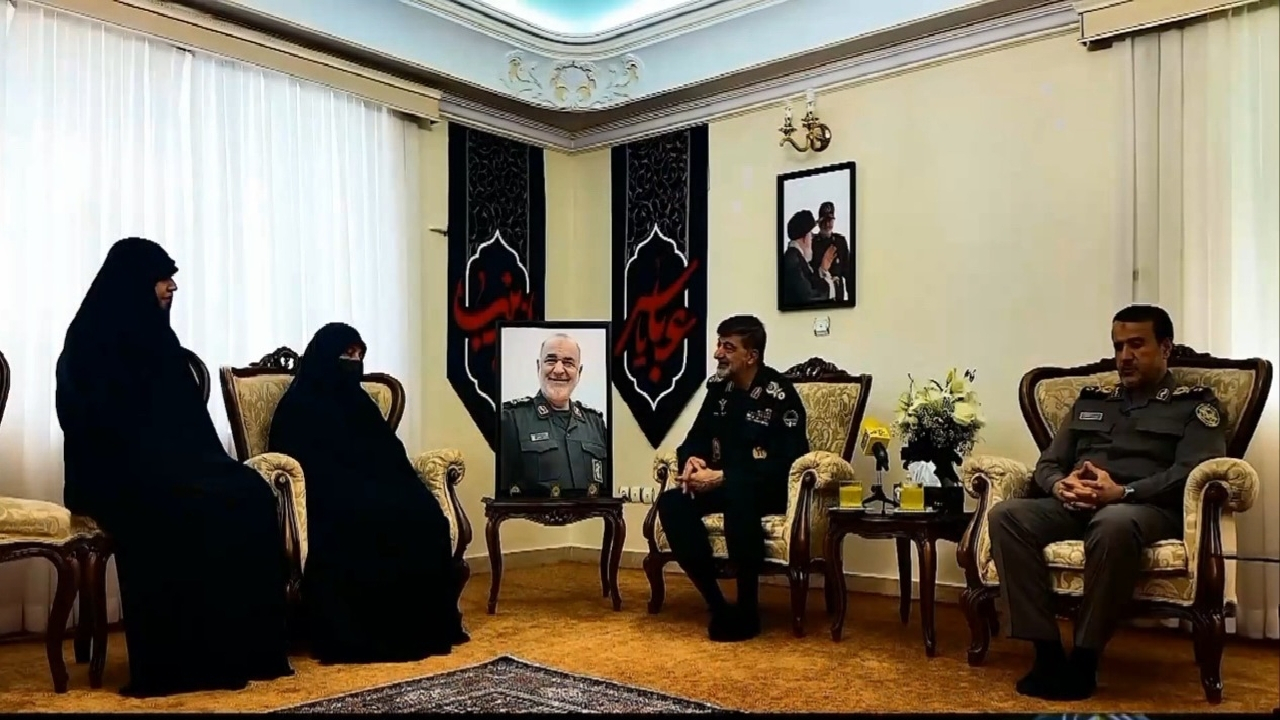 دیدار سردار رادان با خانواده شهیدان سپهبد باقری، رشید و سلامی + فیلم