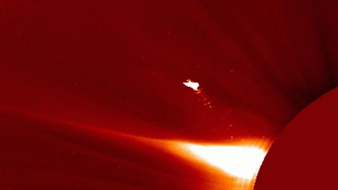 ظهور یک شیء پرنده مانند بر فراز خورشید