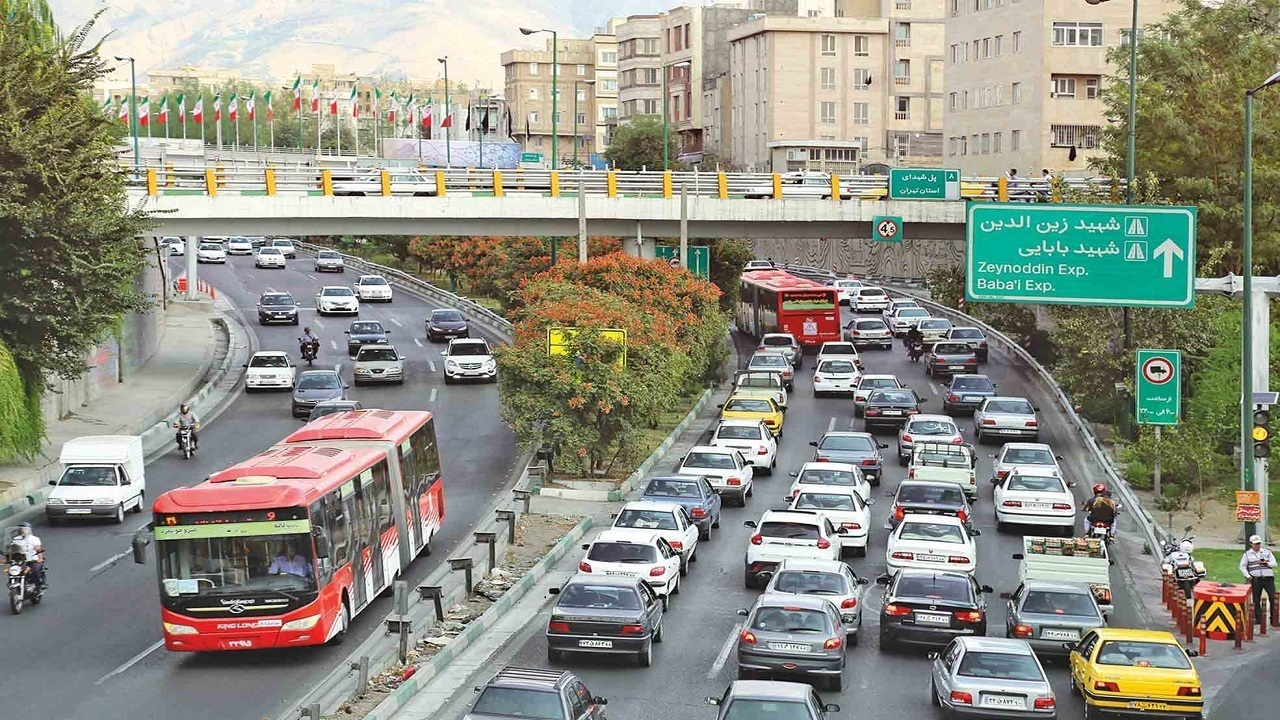 ترافیک در اشرفی اصفهانی حوالی سیمون بولیوار پرحجم و سنگین است