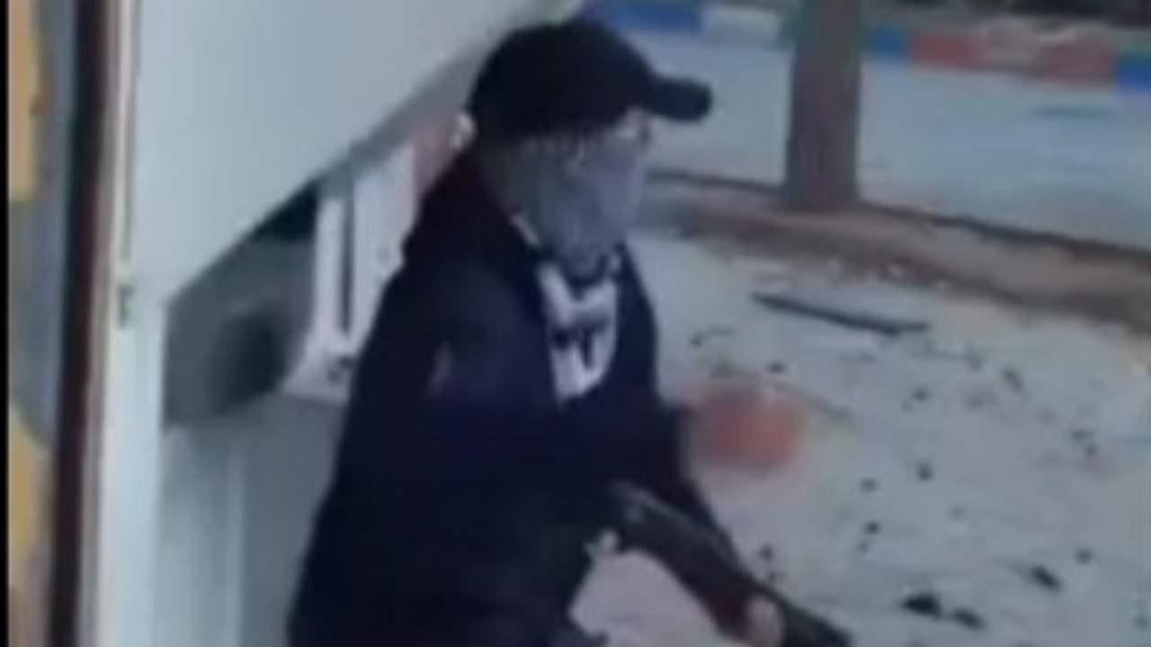 سلاح آمریکایی در دست یک تروریست مسلح در لردگان + فیلم