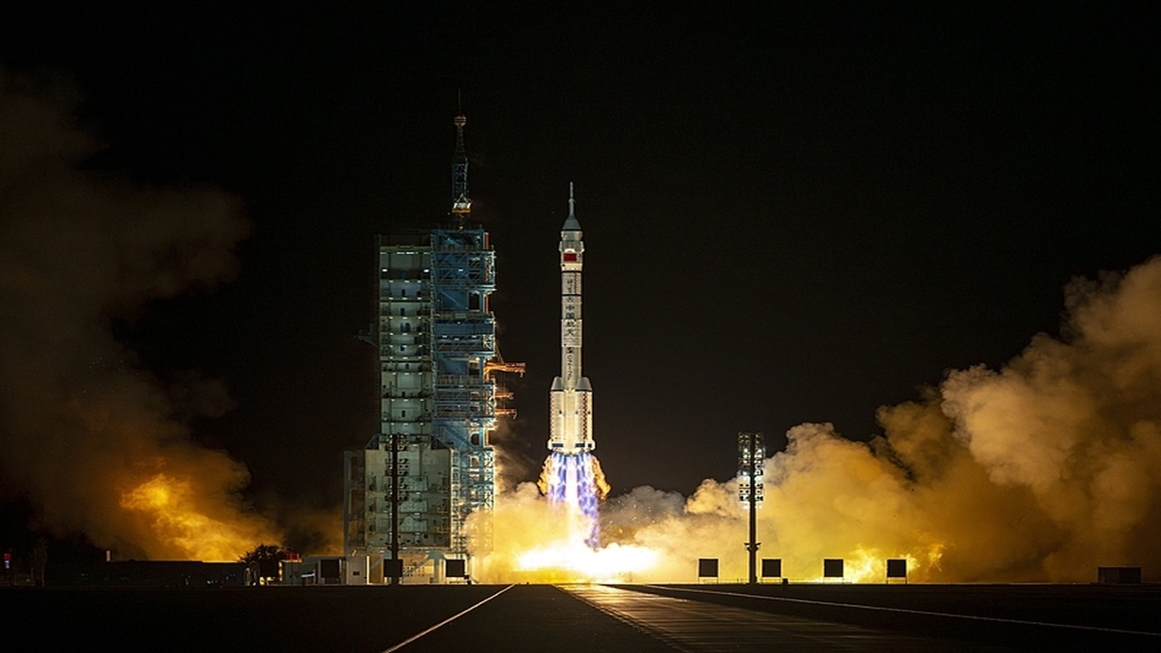 پرتاب سه فضانورد و چهار موش آزمایشگاهی به فضا + فیلم