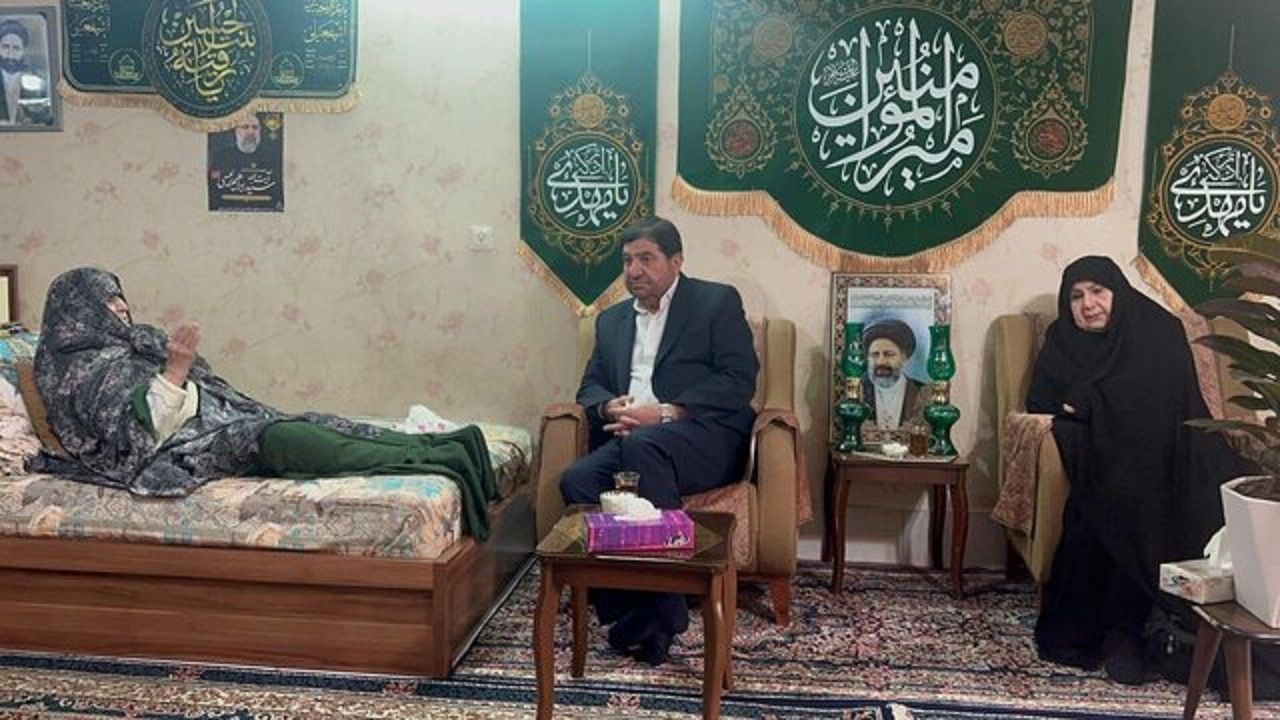 دیدار مخبر با مادر شهید رئیسی