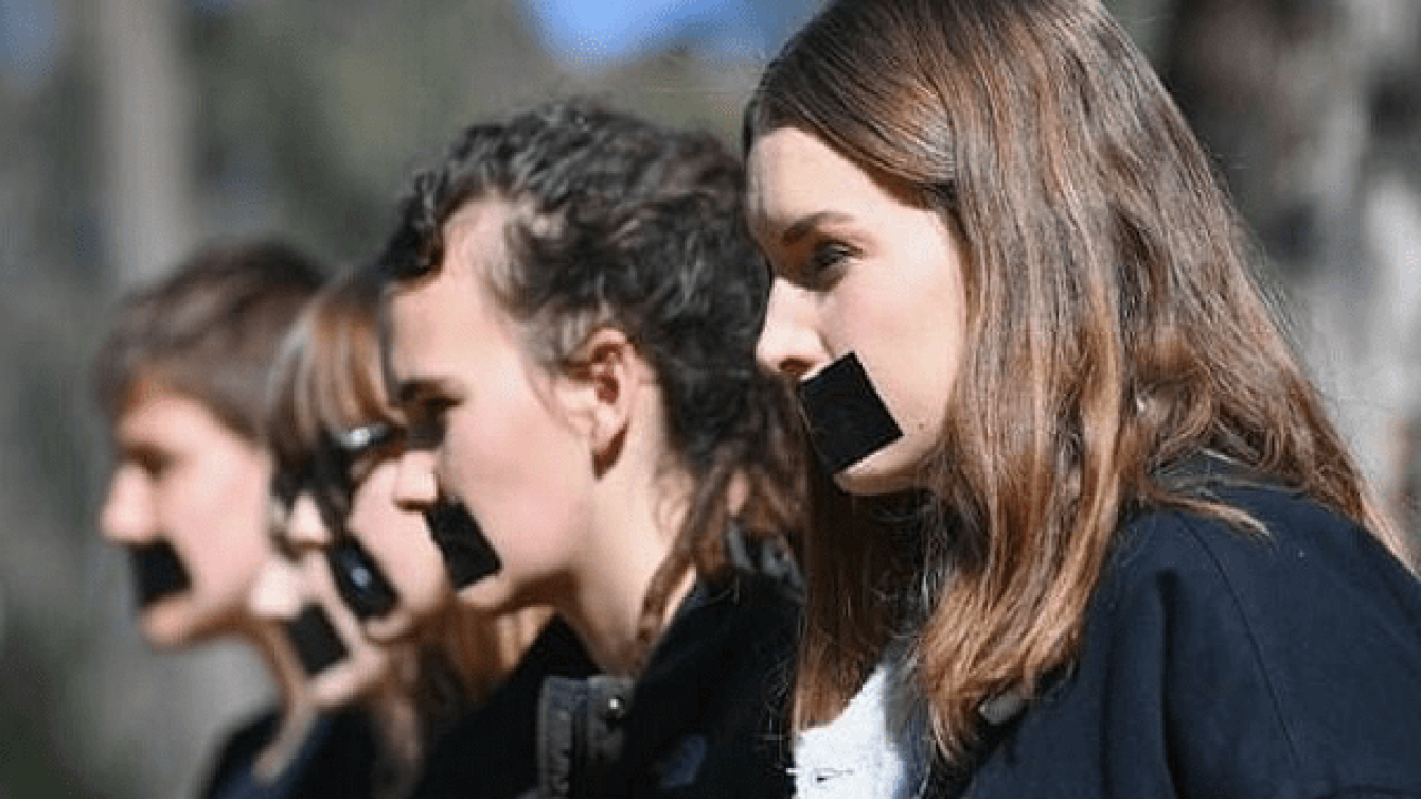 این لبخندهای آماریِ زنان، دروغ میگویند