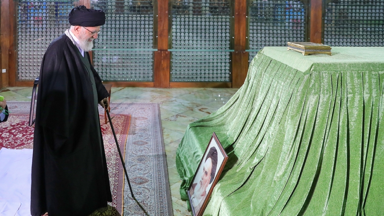 آغاز جشن پیروزی انقلاب اسلامی با حضور رهبر انقلاب در حرم مطهر امام (ره)