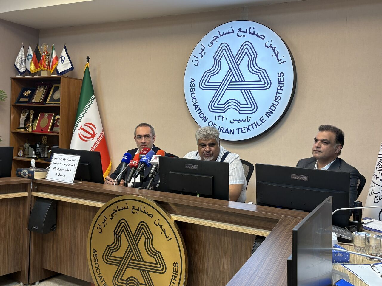 تمامی پوشاک خارجی عرضه شده در بازار قاچاق هستند